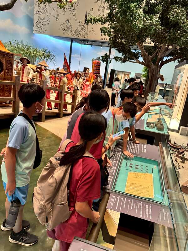 同學在展場找答案-活動照片