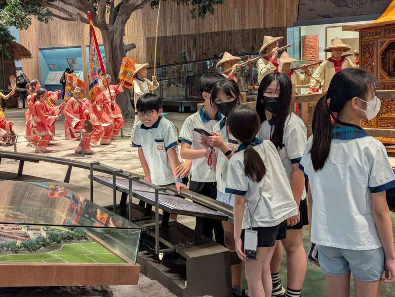 同學在展場找答案-活動照片