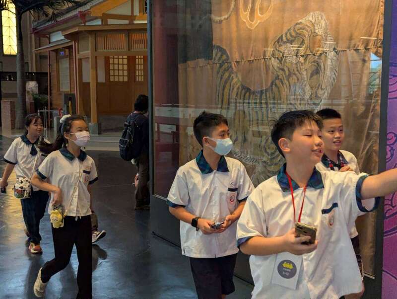 小組長帶領組員在展場找答案-活動照片