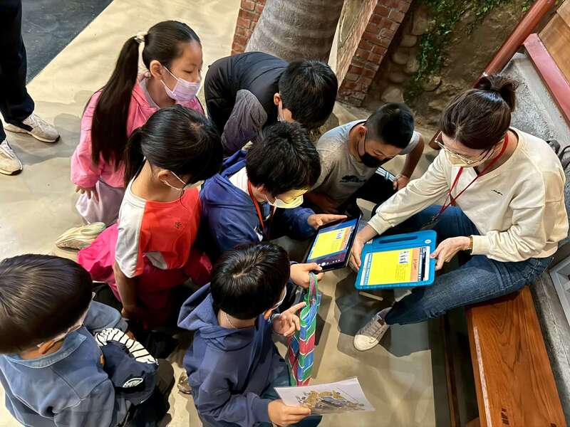 同學找關主作答及領題目-活動照片